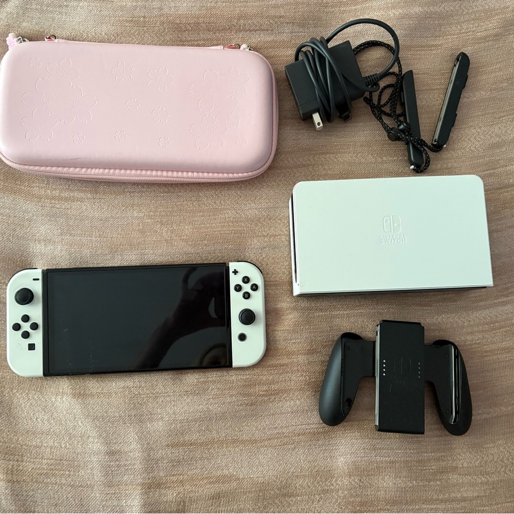 Nintendo Switch 1 Oled includes accessories